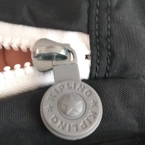 Kipling back pack jet black chain KIA5L4-SEOUL unique design silver bright patch - Picture 8 of 8